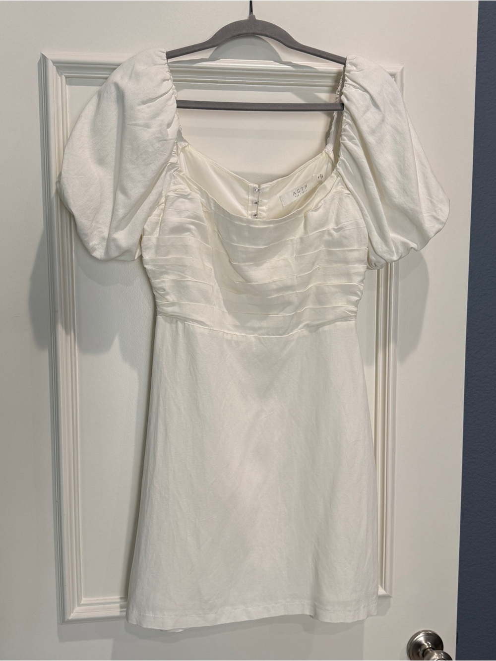 ASTR White Puff-Sleeve Mini Dress - M